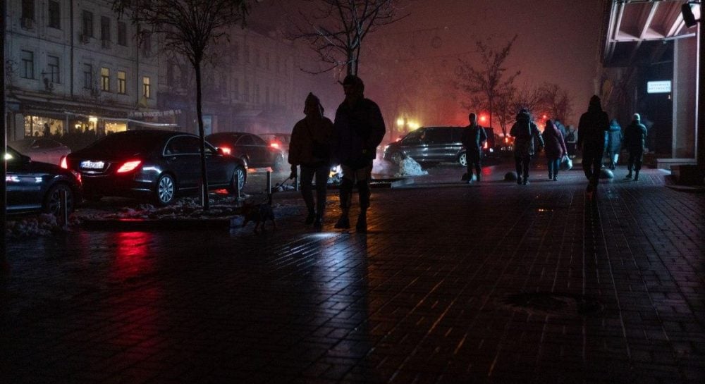 Украинцам предстоит смириться с графиками отключений электроэнергии до весны, сообщает Минэнерго.