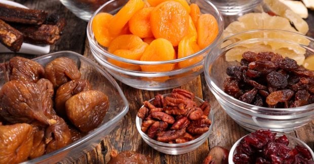 Необходимо ли промывать чернослив, курагу и изюм перед употреблением: окончательный вопрос