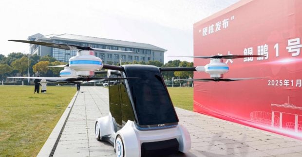 На земле и в небе: в Китае представлен инновационный электромобиль (фото)