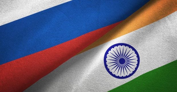 Индия ищет способы избежать американских санкций для продолжения импорта российской нефти, согласно Bloomberg.