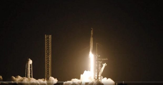 Впервые непрофессиональные астронавты совершат полет над полюсами Земли, по информации SpaceX (видео)