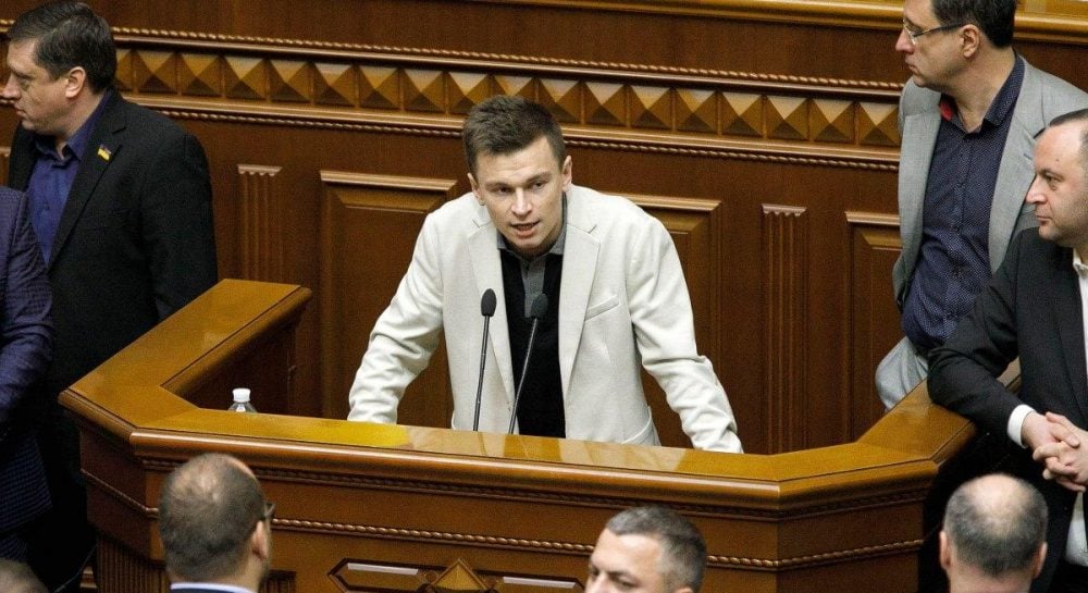 Народный депутат Костюк объявил о своем выходе из фракции «Слуга народа»: ряды парламентского большинства становятся более скромными.