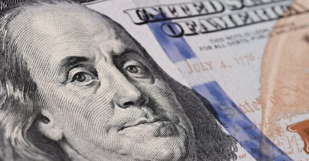 Доллар набирает силу на фоне тарифов Трампа