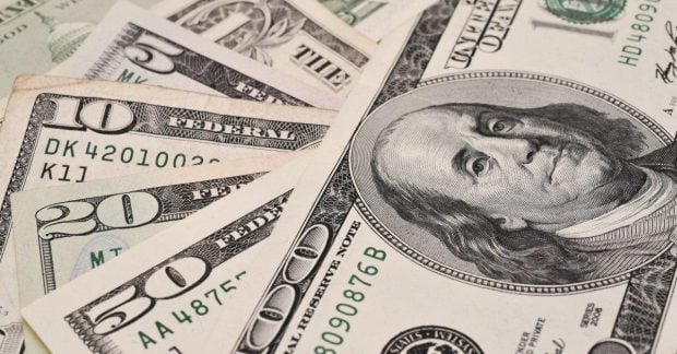 Доллар укрепляется на фоне соглашения между США и ЕС