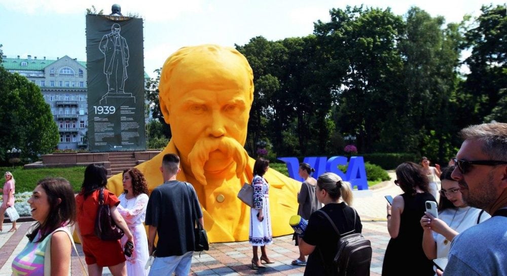 В Киеве установили пятиметровую скульптуру Тараса Шевченко (фотогалерея)