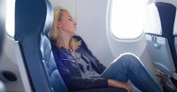 Опасные для здоровья предметы: 5 вещей, которые не рекомендуется надевать в самолете