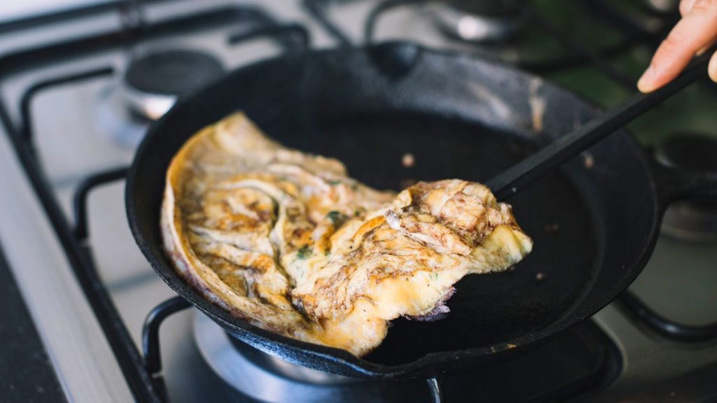 Что делать если еда прилипает к сковороде простой способ решения