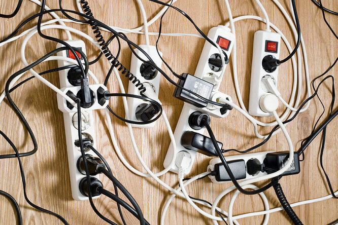 Электрик назвал 7 приборов которые нельзя включать в удлинители