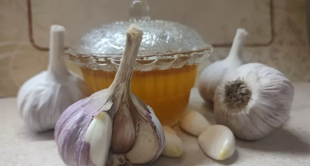 Как очистить чеснок за 20 секунд в микроволновке