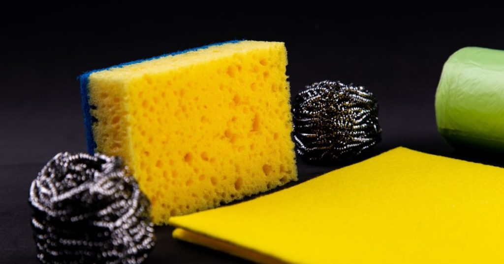 Как очистить кухонную губку от жира и грязи за 5 минут