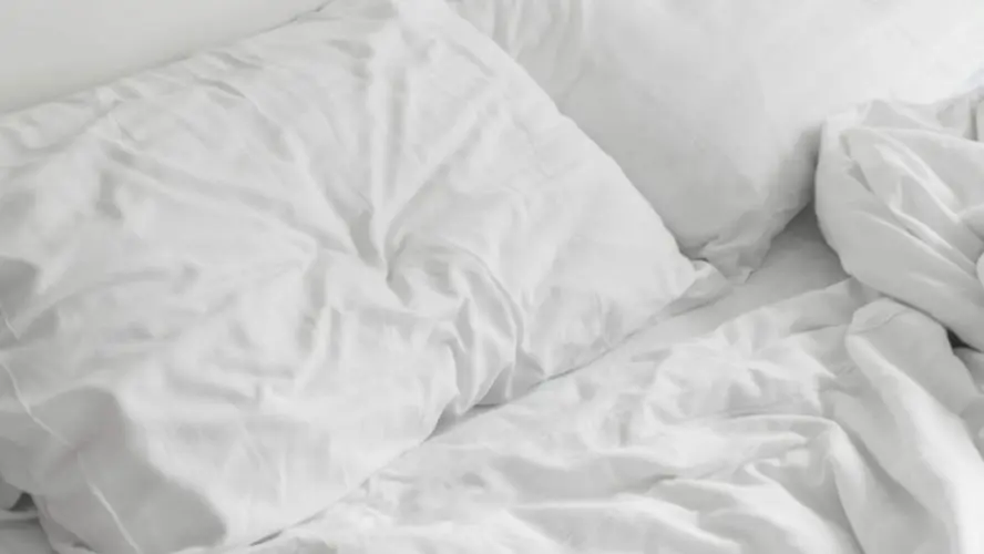 Как разгладить постельное белье быстро: 5 простых способов без утюга