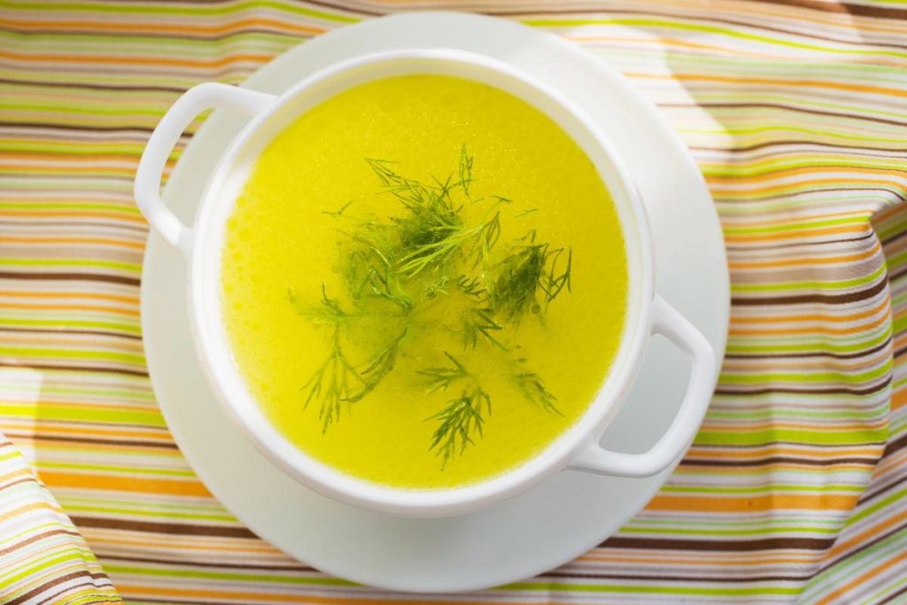 Как сделать куриный бульон вкуснее: секреты наших бабушек