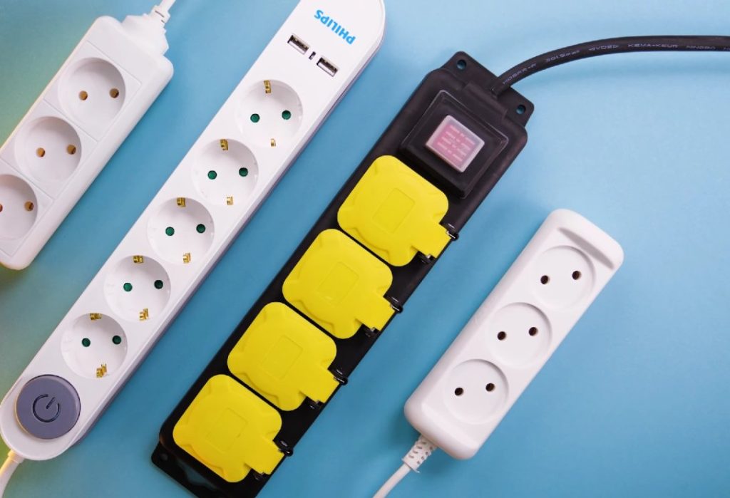 Какие приборы нельзя подключать через удлинитель: строгие запреты