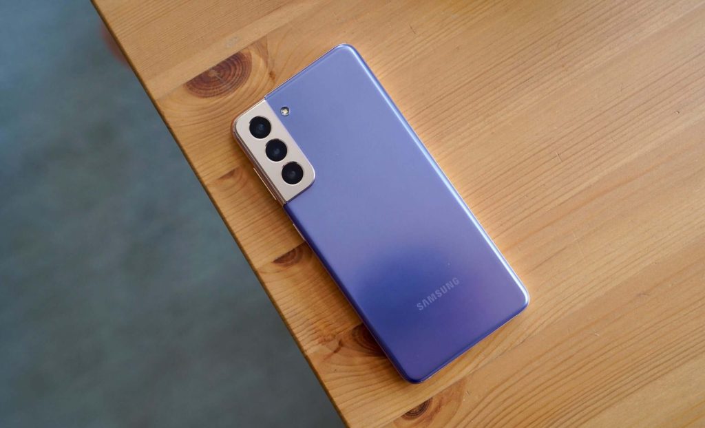 Почему телефон должен лежать экраном вниз на столе