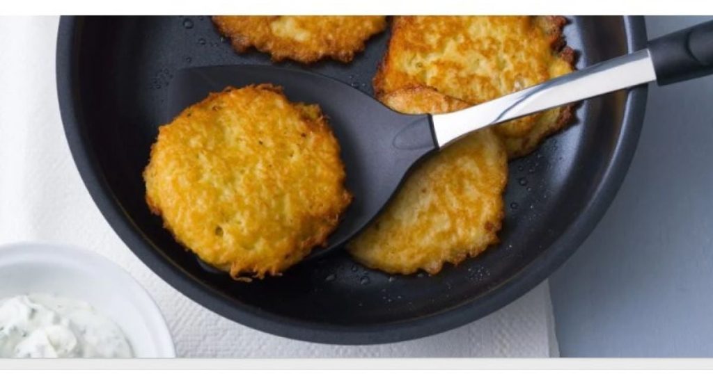 Секрет пышных драников: что добавить чтобы не темнели