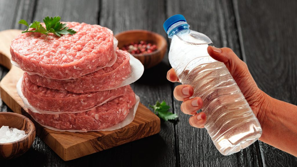 Секрет сочных котлет: зачем повара добавляют минералку в фарш