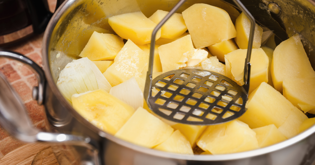 В какой кастрюле варить картошку и нужна ли крышка для вкуса