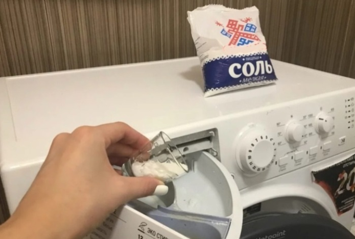 Зачем добавлять соль в стиральную машину: простой лайфхак