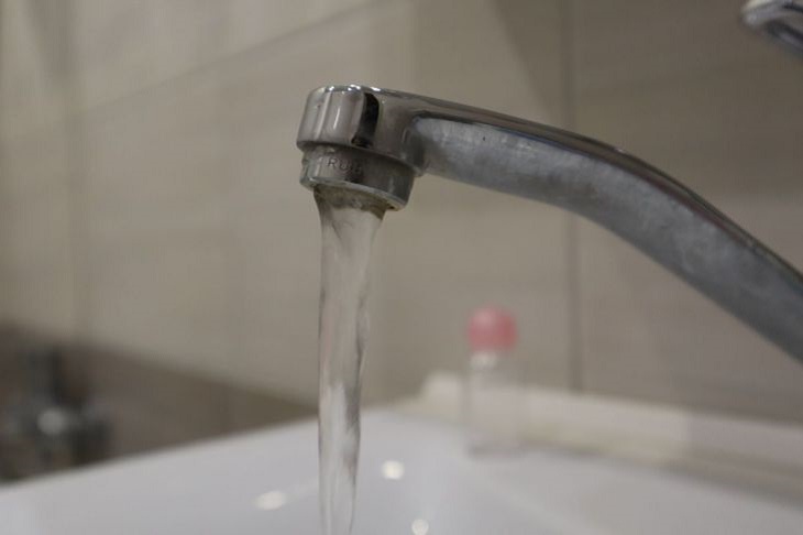 Зачем хозяйки смазывают кран растительным маслом: полезный трюк