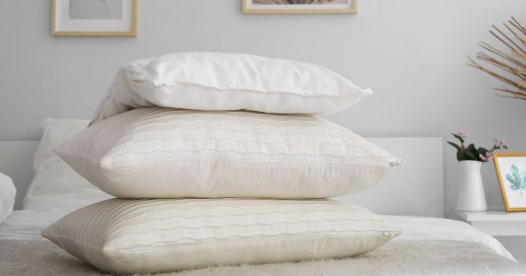 Желтые пятна исчезнут с подушки за 15 минут: 3 копеечных средства