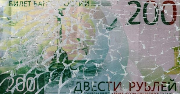 Рубль стремительно обесценивается: «деревянный» обновил многолетние минимумы по отношению к нескольким валютам