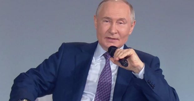 Путин восстановил систему принудительных работ эпохи Сталина и ГУЛАГа для поддержки экономики России.