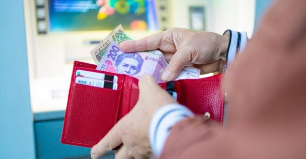 В Украине снизились средние доходы: кто получает наибольшую и наименьшую зарплату