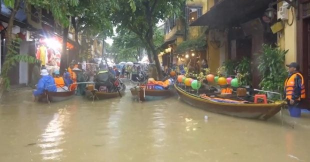 Сильное наводнение затопило ключевые туристические локации Вьетнама Сильное наводнение затопило ключевые туристические локации Вьетнама