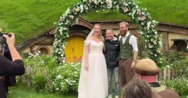 Звезда «Властелина колец» внезапно посетила свадьбу поклонников в Хоббитоне (видео) Звезда "Властелина колец" внезапно посетила свадьбу поклонников в Хоббитоне (видео)
