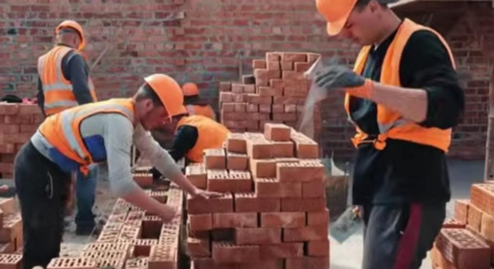 Посредники выставляют на продажу трудовых мигрантов за сумму от 4 до 5 тысяч долларов: ключевые проблемы Посредники выставляют на продажу трудовых мигрантов за сумму от 4 до 5 тысяч долларов: ключевые проблемы