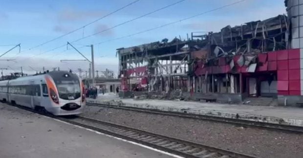 Поезда снова начали курсировать через железнодорожный узел в Фастове видео Поезда снова начали курсировать через железнодорожный узел в Фастове видео