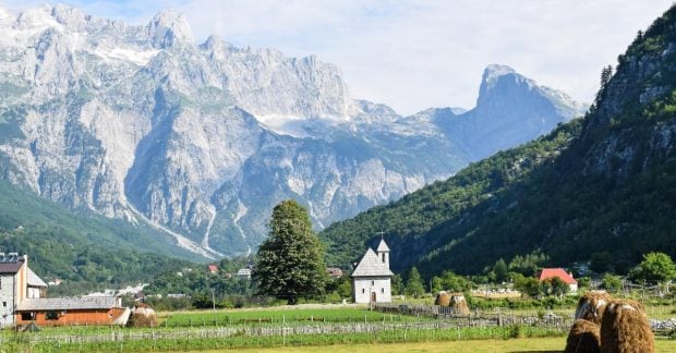 Маленькая горная деревушка в Европе, словно Швейцария, вдали от толп туристов Маленькая горная деревушка в Европе, словно Швейцария, вдали от толп туристов
